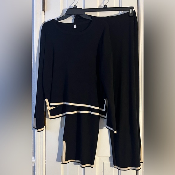LIKE NEW Women's 2-Piece long sleeve knit pant set. Black w/Cream Trim. Size: L - Picture 4 of 11